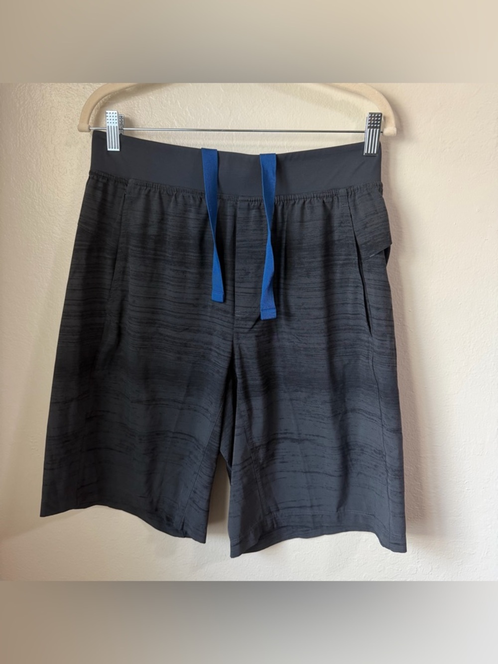Lululemon men’s shorts size Medium lightweight athletic charcoal color